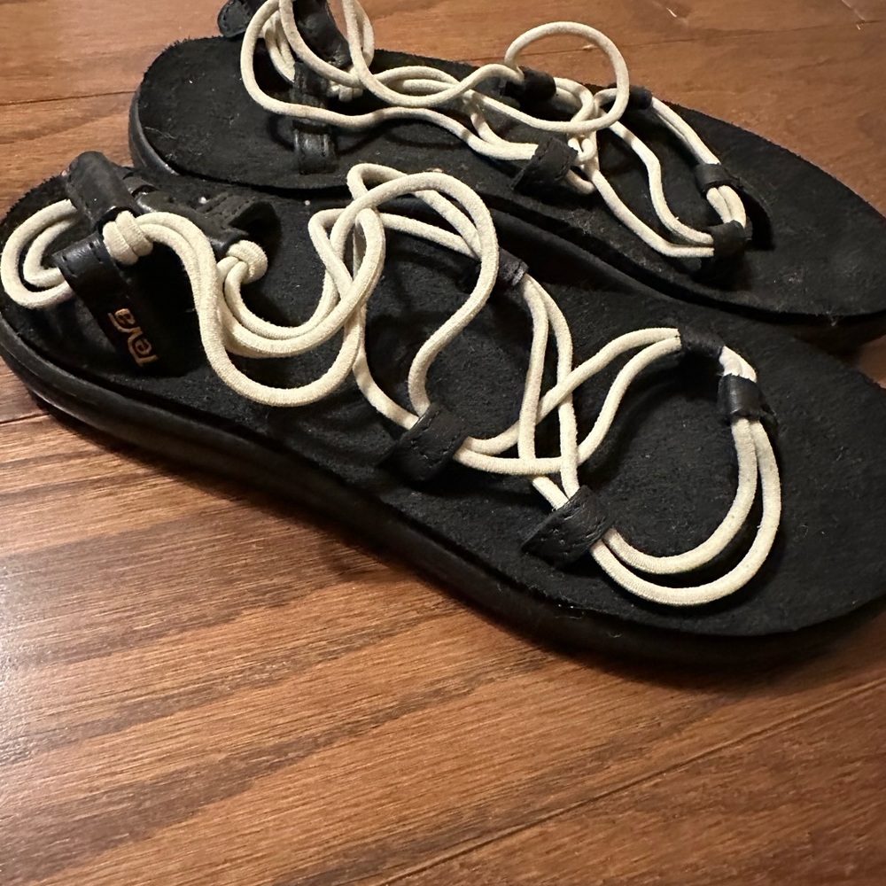 Teva - 6 Barely Worn